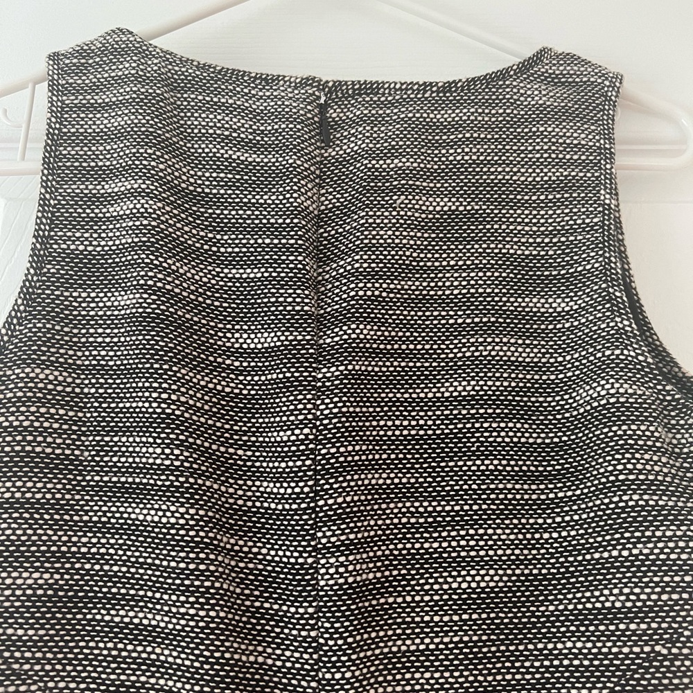 Size 4, v-neck - Picture 2 of 3